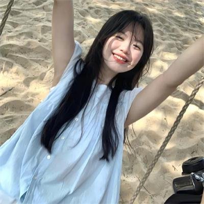 穿蓝衣的男孩