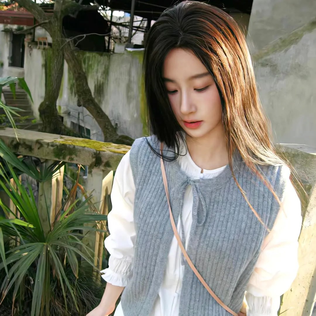 黑白照片的少女